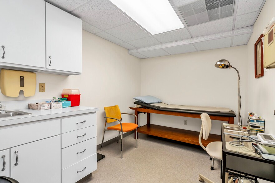 More Photos Of 630 Turnpike St, North Andover Office For Lease