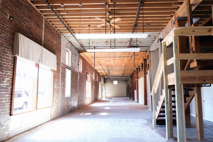 More Photos Of 200 N Canal St, Natchez Flex For Sale