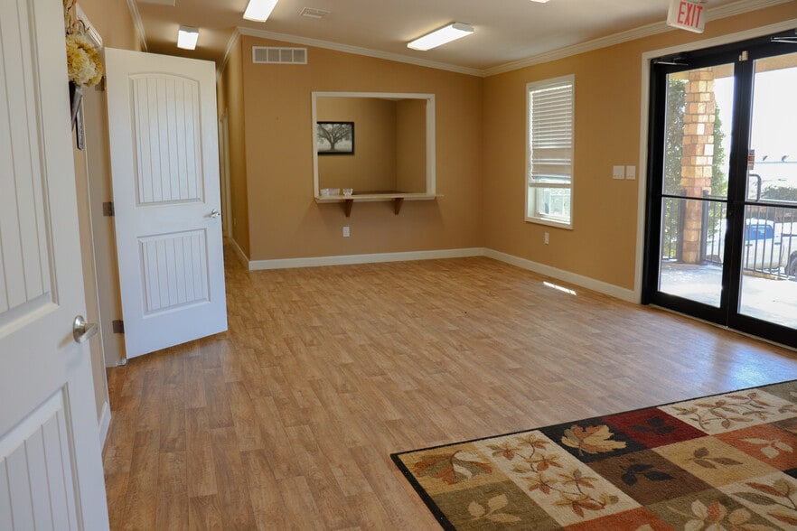 More Photos Of 601 Old Base Rd, Aurora Religious Facility For Lease