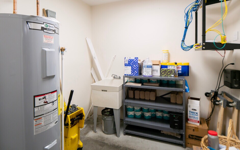 More Photos Of 72 Johnny Cake Hill Rd, Middletown Distribution For Sale