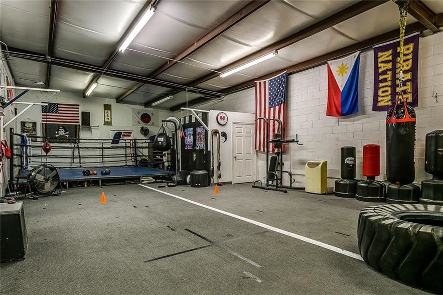 More Photos Of 401 Western Hills Trl, Granbury Warehouse For Sale