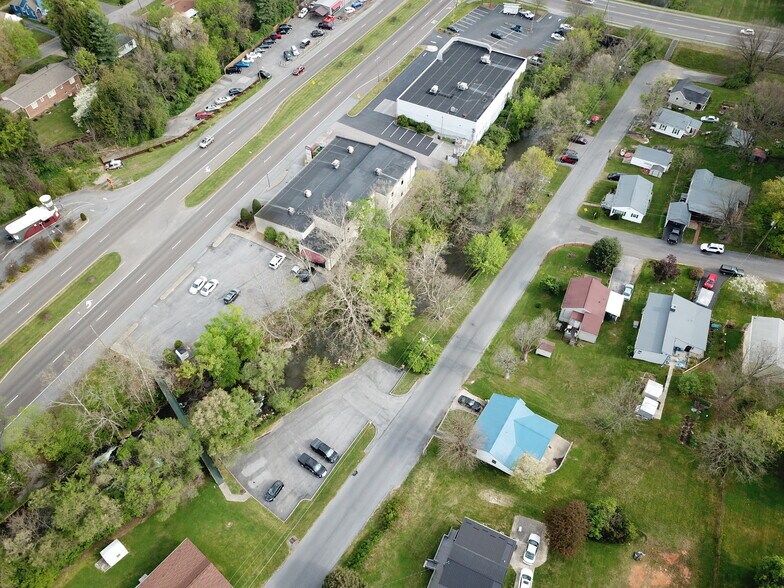 More Photos Of 713 Volunteer Pky, Bristol Freestanding For Lease