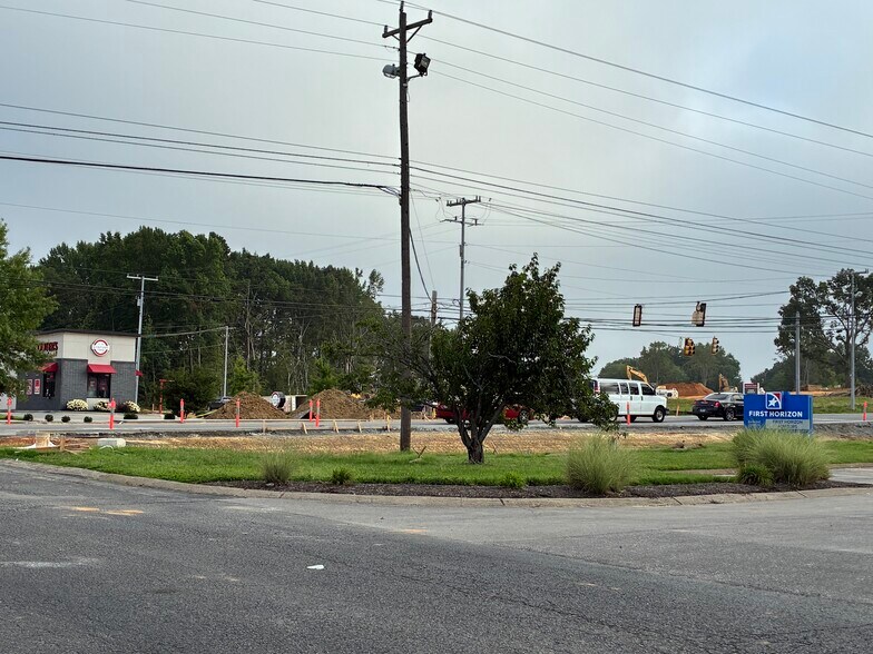 More Photos Of 2904 US 31 W, White House General Retail For Lease