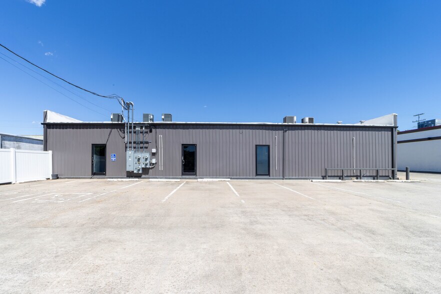 More Photos Of 1064 S Riverside Dr, Clarksville General Retail For Lease