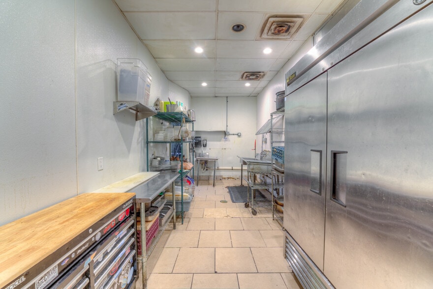 More Photos Of 940-942 S Cooper St, Memphis Storefront For Lease