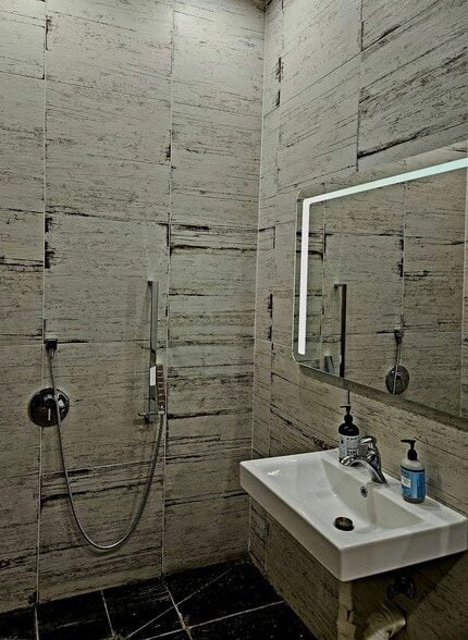 More Photos Of 1005 N Madison Ave, Los Angeles Storefront Retail Office For Lease