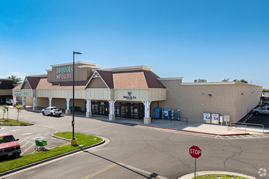 More Photos Of 2270 E El Monte Way, Dinuba Storefront For Lease