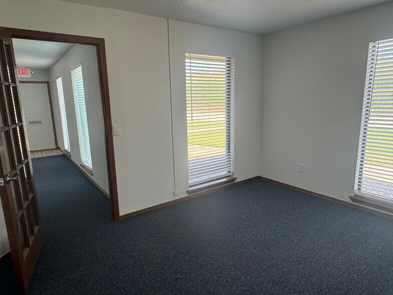 More Photos Of 221 N Service Rd, Moore Office For Lease