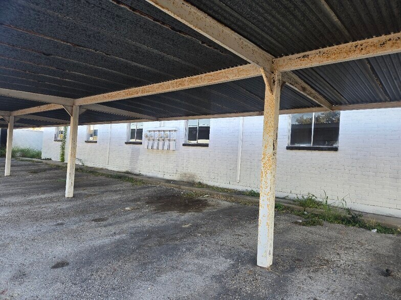 More Photos Of 1200 E Houston St, Beeville Apartments For Sale
