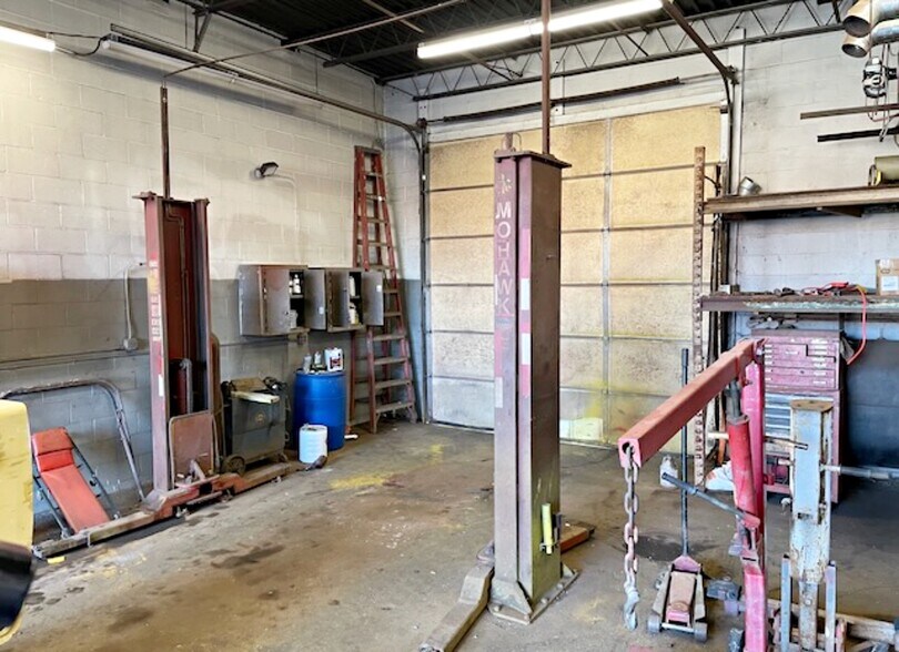 More Photos Of 130 Cross St, Winchester Service For Lease