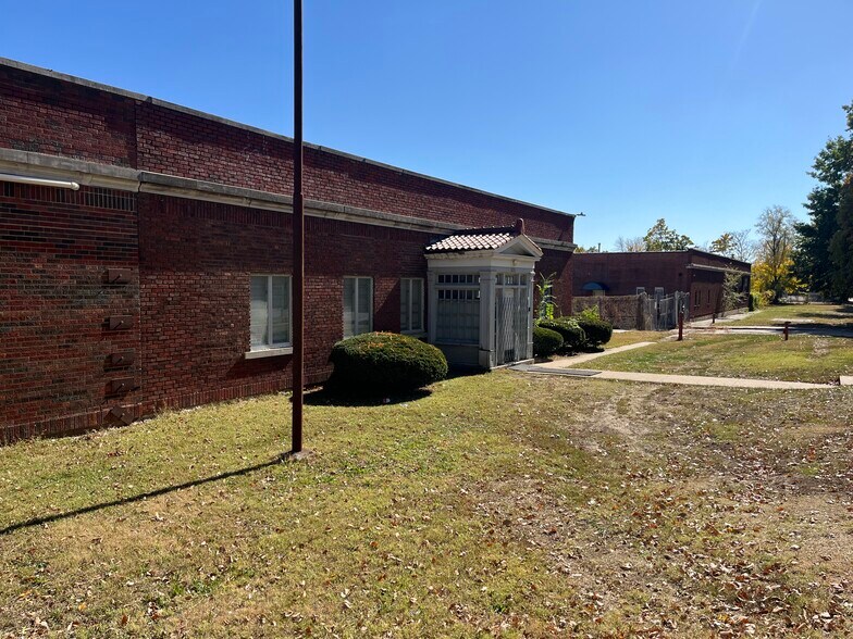 More Photos Of 123 Belmont Blvd, Kansas City Warehouse For Sale