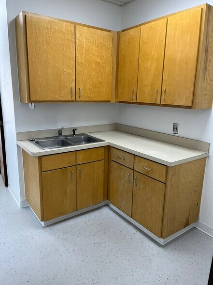 More Photos Of 301 Thomas Pl, Everman Warehouse For Lease