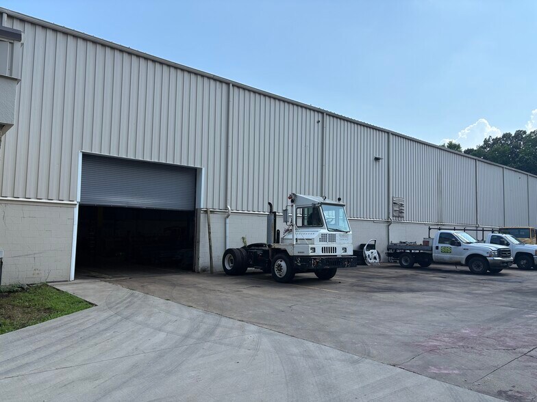 More Photos Of 315 E St, Hampton Warehouse For Lease