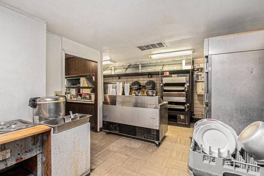 More Photos Of 108 E Ferry St, Berrien Springs Flex For Sale