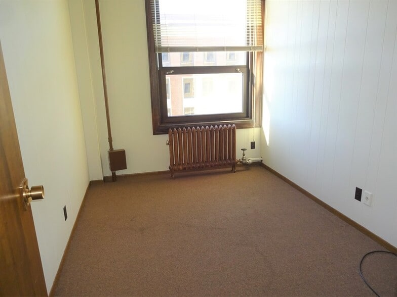 More Photos Of 201 N Penn Ave, Independence Office For Sale