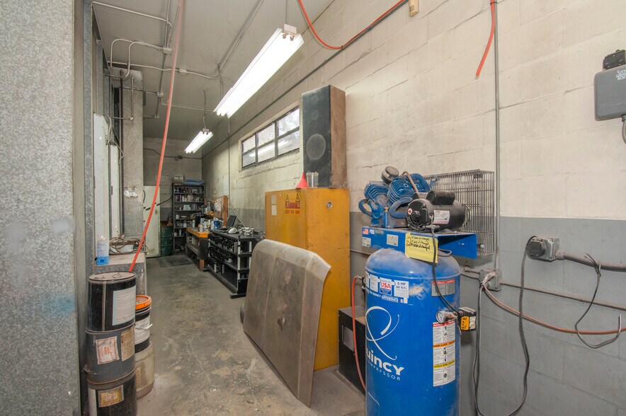 More Photos Of 982 E Hartshorn Ln, Holder Auto Repair For Sale