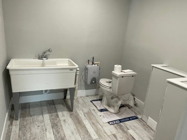 More Photos Of 3376 Forest Rd, Bedford Flex For Sale
