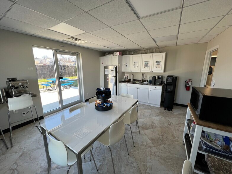 More Photos Of 5 Shirley Ave, Somerset Office For Lease