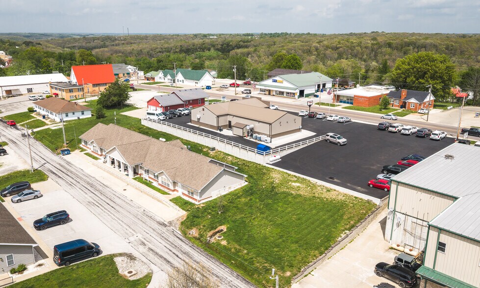 More Photos Of 1008 E Main St, Linn Auto Dealership For Sale