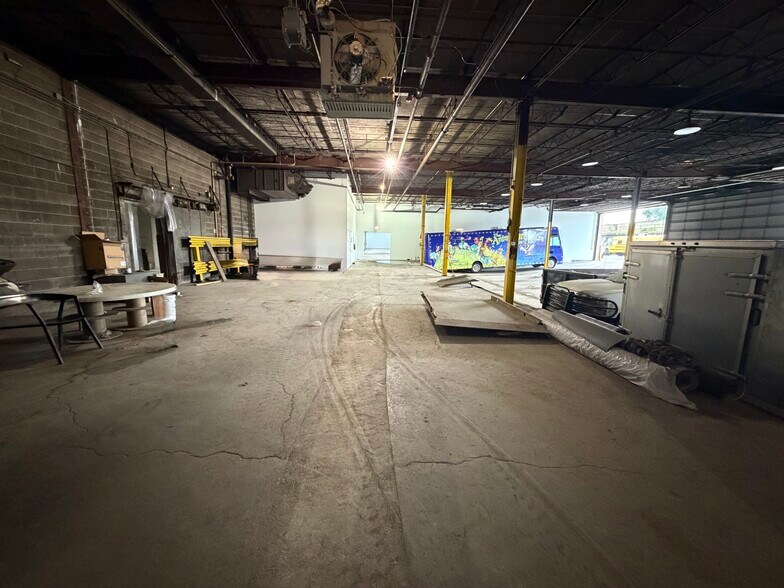 More Photos Of 1601 S Wolcott Ave, Chicago Warehouse For Lease