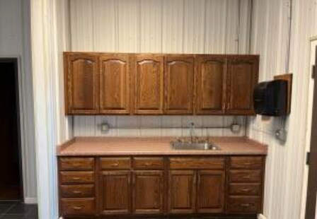 More Photos Of 3100 SW 9th Ave, Watertown Showroom For Lease