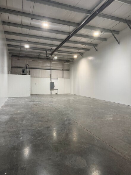 More Photos Of 1925 SW 5th St, Lincoln Warehouse For Lease