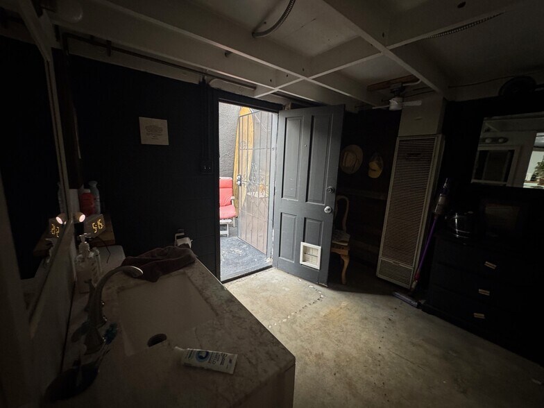 More Photos Of 939 Manhattan Beach Blvd, Manhattan Beach Freestanding For Sale