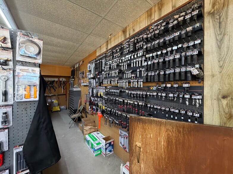 More Photos Of 601 W Lacy St, Palestine General Retail For Sale