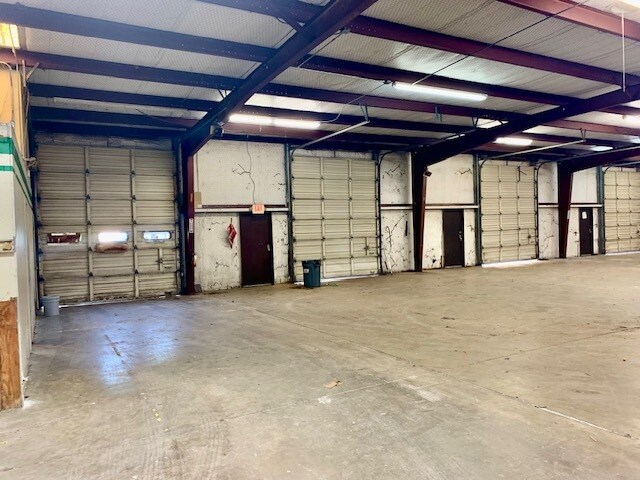 More Photos Of 1002 W Cotton St, Longview Warehouse For Lease