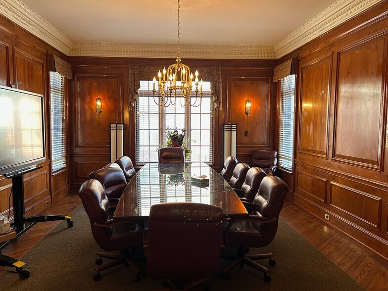 More Photos Of 520 N Walnut St, Bloomington Office For Lease