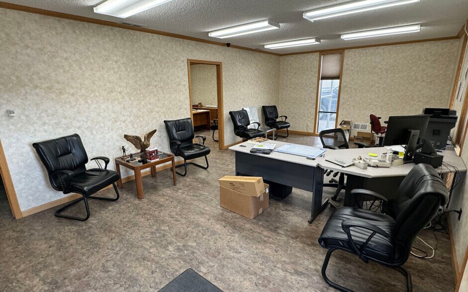 More Photos Of 425 N Broadway Ave, Riverton Light Distribution For Sale