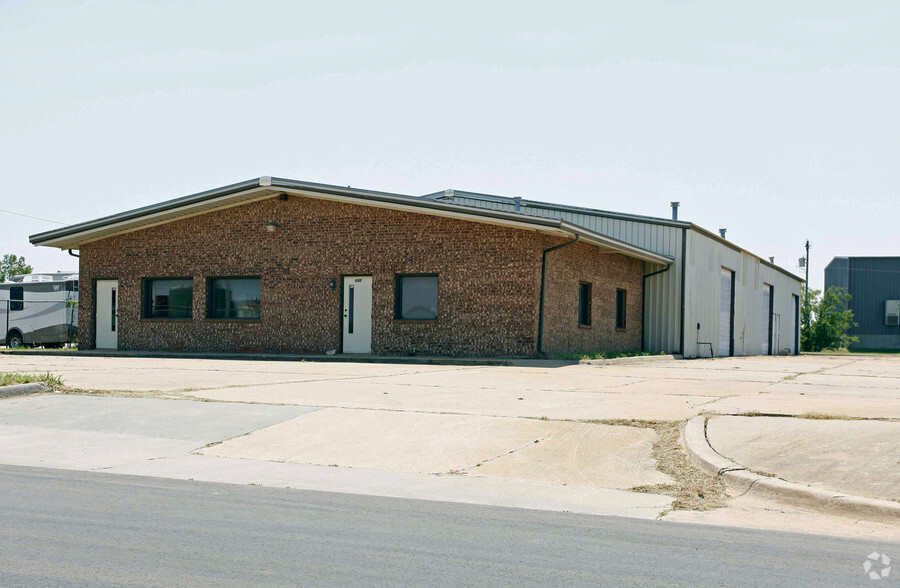 Primary Photo Of 1740 Topeka Dr, Norman Warehouse For Lease