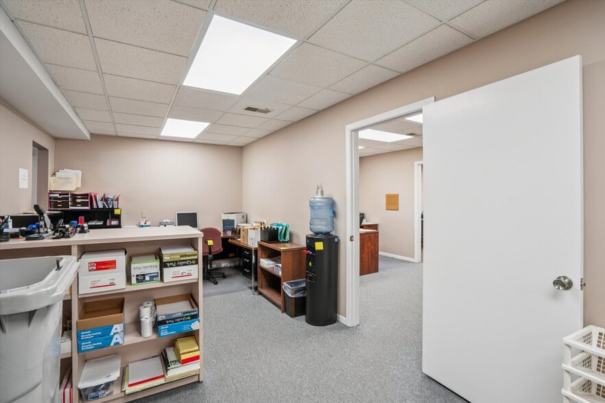 More Photos Of 2721 SW 30th St, Des Moines Office For Sale