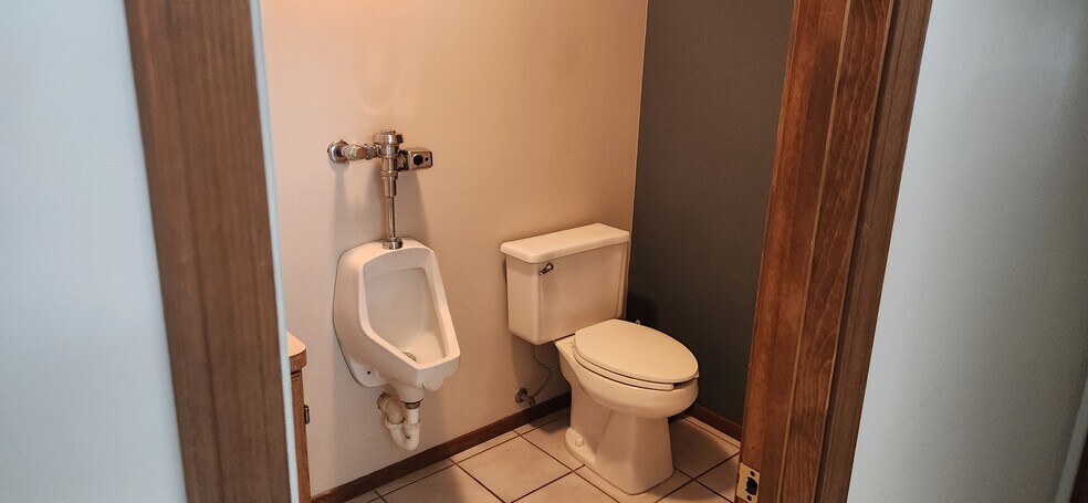 More Photos Of 27070 Detroit Rd, Westlake Freestanding For Lease