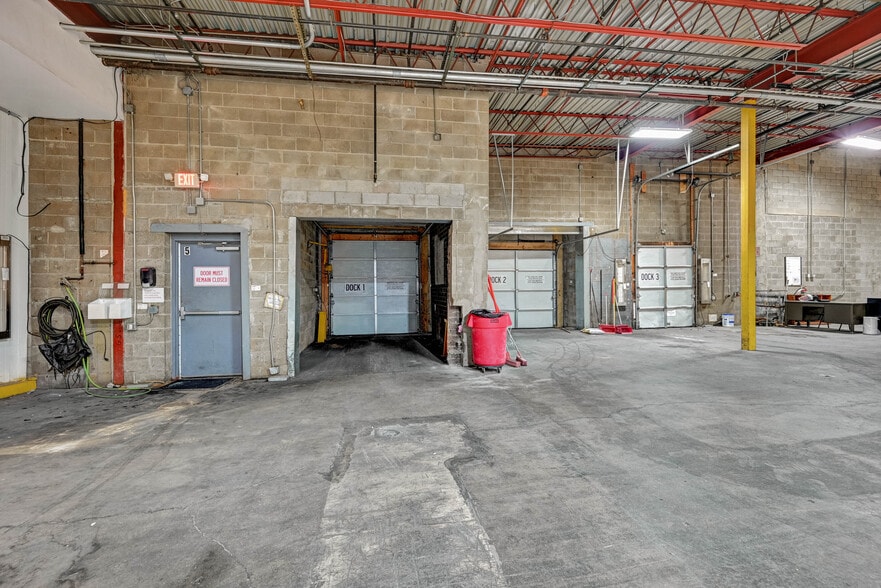 More Photos Of 100 Chamber Plz, Charleroi Supermarket For Lease