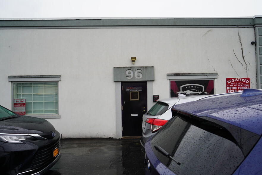 Primary Photo Of 96 Gazza Blvd, Farmingdale Warehouse For Lease