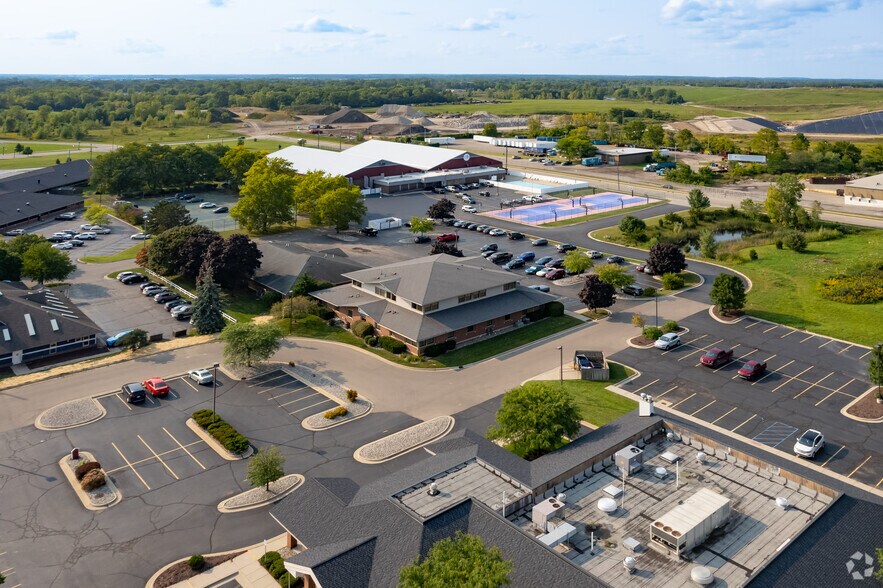 More Photos Of 1701 Lake Lansing Rd, Lansing Office For Lease