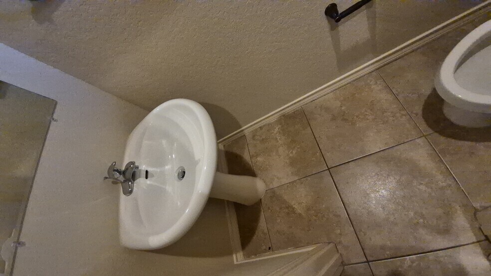 More Photos Of 6866 Lakeview Dr, San Antonio Multifamily For Sale