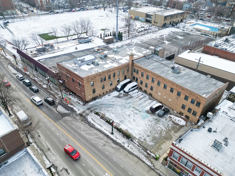 More Photos Of 4740 N Clark St, Chicago Office For Sale