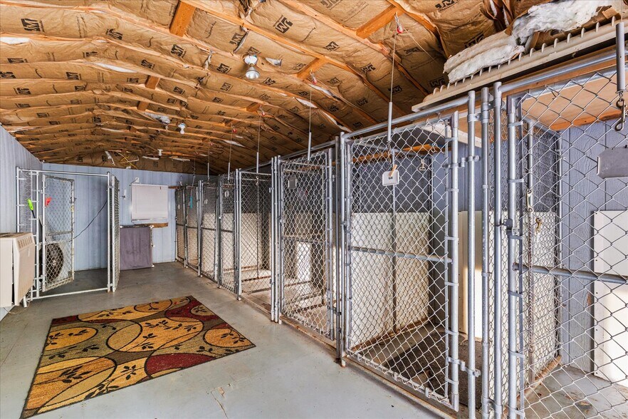 More Photos Of 333 Newcomer Rd, Windsor Veterinarian Kennel For Sale