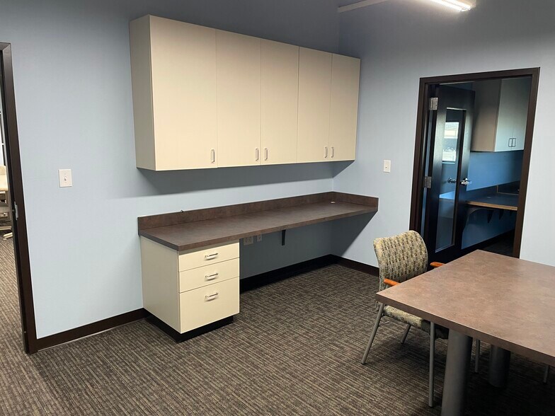 More Photos Of 8570 Northwest Blvd, Indianapolis Medical For Lease