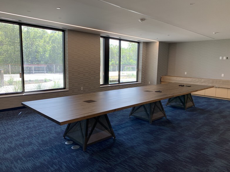 More Photos Of 801 E Old Settlers Blvd, Round Rock Office For Lease