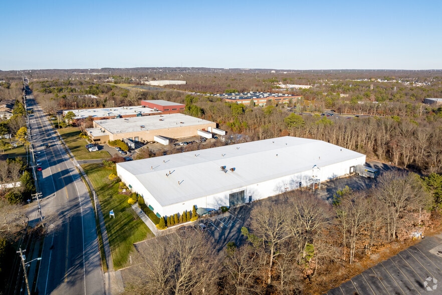 More Photos Of 885 Waverly Ave, Holtsville Warehouse For Lease