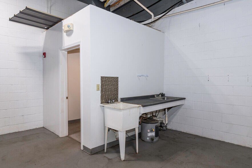 More Photos Of 4 Wilder Dr, Plaistow Warehouse For Lease