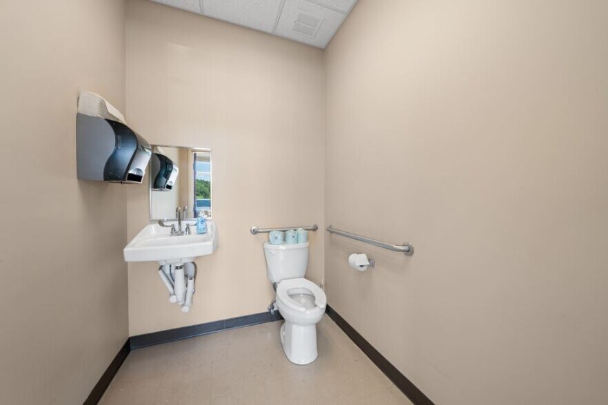 More Photos Of 781 Weatherly Dr, Clarksville Medical For Sale