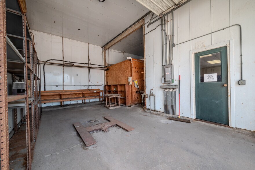 More Photos Of 619 E Jackson St, El Campo Warehouse For Sale