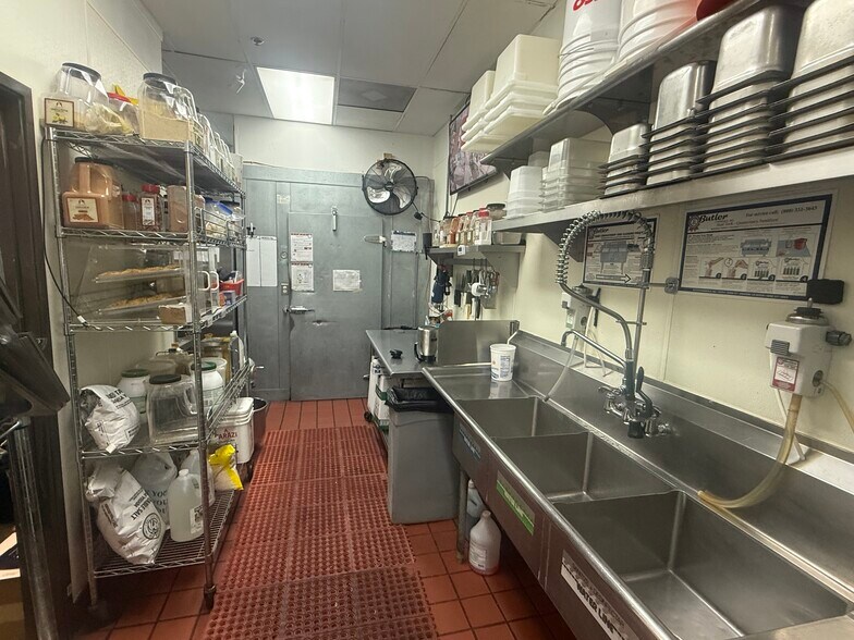 More Photos Of 1910 Village Center Cir, Las Vegas Freestanding For Lease