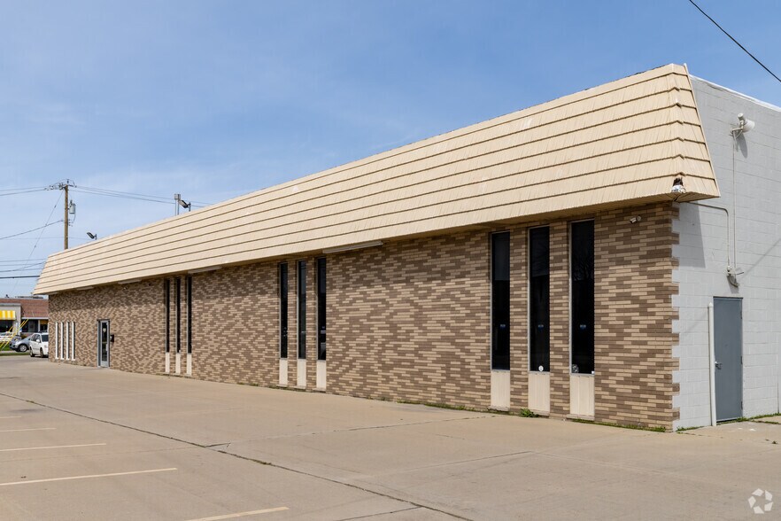 More Photos Of 15555-15651 E Twelve Mile Rd, Roseville Warehouse For Sale