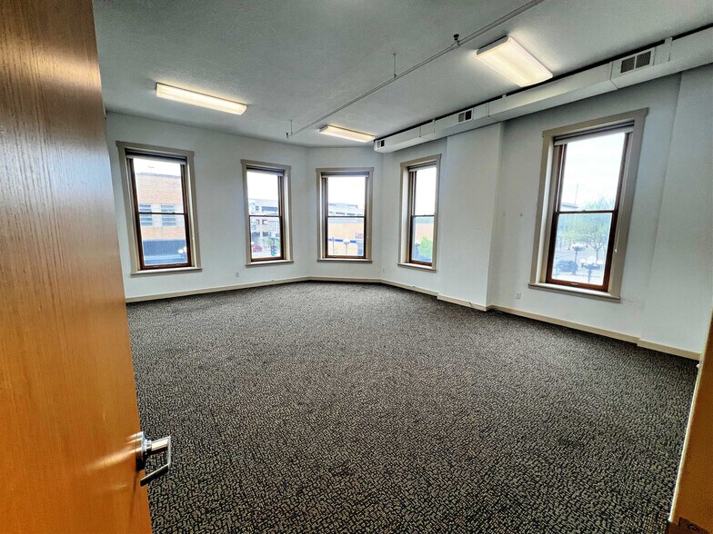 More Photos Of 604 Lafayette St, Waterloo Office For Sale