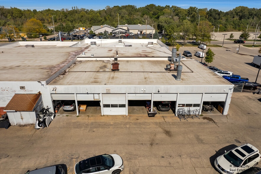 More Photos Of 945 E Chicago St, Elgin Auto Dealership For Sale